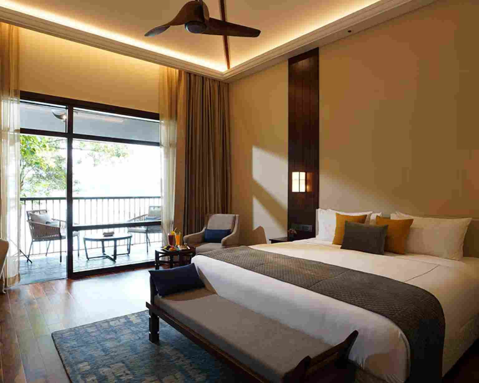 Grand Luxury Cottage Lake View Balcony King Bed